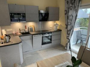 卢布明Villa Evi Modern retreat的厨房配有不锈钢用具和窗户