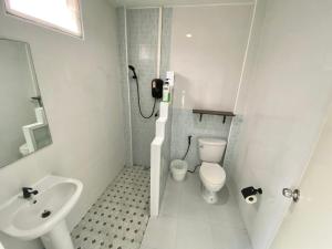 北冲บ้านชมเขา - Baan Chom Khao的白色的浴室设有水槽和卫生间。