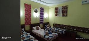 希瓦Khiva Saodat Guest House的一间卧室,配有两张床