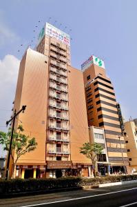 冈山Okayama Universal Hotel Annex 2的两座高楼,位于一个街道上