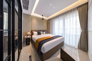 深圳玺客行政公寓酒店（深圳福田会展中心店）的酒店客房设有床和窗户。