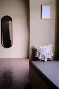 绥和市Kaktus home & kafe的一间设有镜子的房间和一张长凳