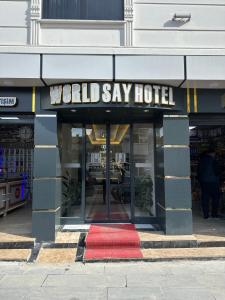 Bostaniçiworld say hotel的一座建筑,上面标有世界的读物,如酒店