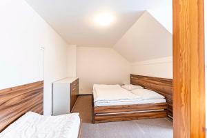 卢捷拿纳德德斯努库迪公寓酒店的阁楼上的卧室配有两张床