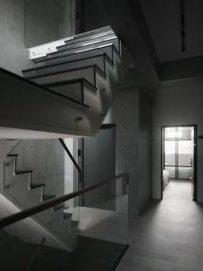 台南廣發寓所的一座带玻璃楼梯的建筑的楼梯