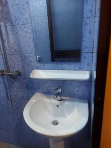 瓦加杜古F.S service的浴室设有白色水槽和镜子
