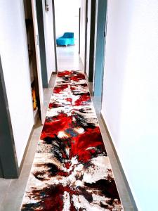 塞昆达Reutlwane Gardens house的走廊上铺有红色和黑色地毯