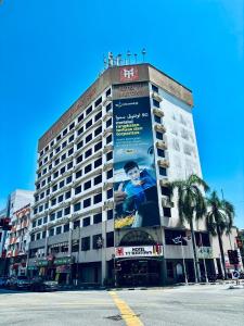 瓜拉丁加奴瓜拉丁加奴中城酒店的建筑的侧面有广告
