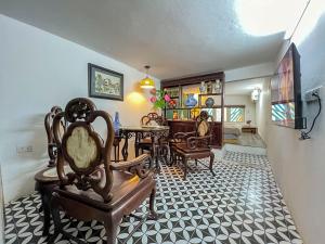 河内Hoan Kiem House的客厅配有椅子和桌子