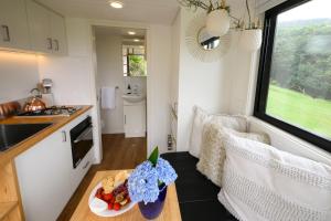 WoononaTiny Nest的一间小厨房和一间位于小房子内的客厅