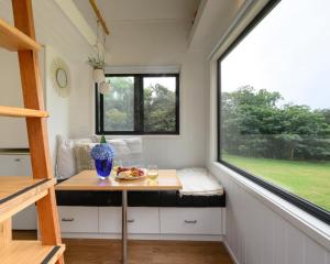 WoononaTiny Nest的一个小房子,有桌子和窗户
