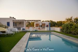 拉莫拉Can Javi de Palma - Amazing villa with swimming pool的一座房子后院的游泳池