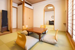 东京浅草指月日式旅馆的一间带桌椅的用餐室