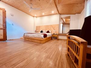 马拉里Manali Castle - Wonder Hill的一间卧室设有一张床和木制天花板