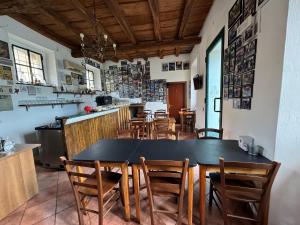 Tromello特洛梅洛公爵酒店的一间用餐室,配有黑色的桌子和椅子