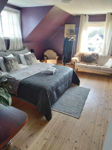 GrimoFjord House的一间卧室配有一张床,一只猫躺在沙发上