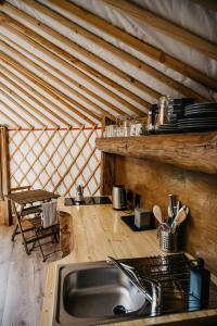 泽拜盖尼Jurta a Duna-parton的一个带水槽和木制天花板的厨房