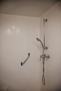 泽拜盖尼Jurta a Duna-parton的浴室设有淋浴,墙上有两个把手