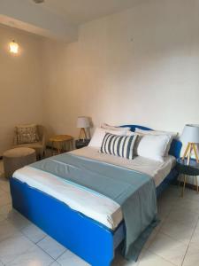 科伦坡Cozy Apartment的一间卧室配有一张带蓝白色床单的大床