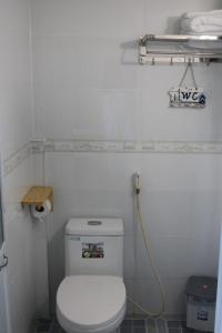 芹苴79/10 Tran Phu House的一间带白色卫生间和架子的浴室