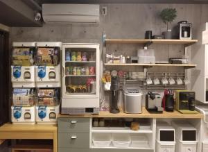 泉佐野My Home Inn Izumisano的厨房配有带食品的开放式冰箱。