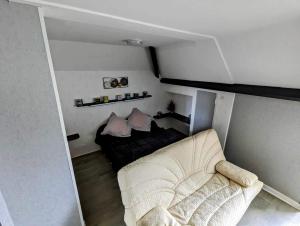 Fère-ChampenoiseChez madame loic的一间设有床铺和沙发的房间