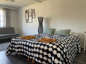波尔沃Villa Aronia的卧室配有黑色和白色的被子。