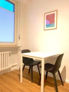 科隆Apartment in Köln / Cologne mit allem drum und dran的窗户客房内的白色桌椅