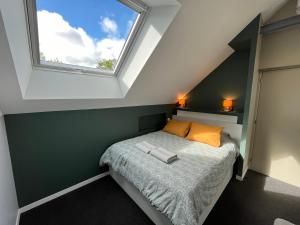 尚特洛普恩布里Chambres privées proche DISNEY Parcs的一间卧室配有一张床,楼上设有窗户