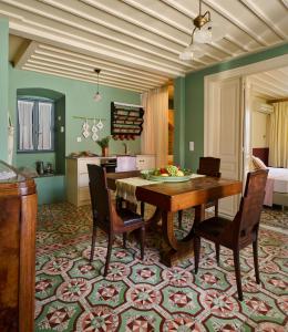 波罗斯Sto Roloi Island Houses的厨房以及带桌椅的用餐室。
