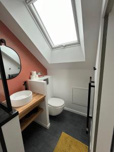 尚特洛普恩布里Chambres privées proche DISNEY Parcs的浴室配有白色卫生间和天窗。