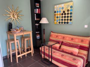 米雷Le Studio de Vasconia的客厅配有沙发和桌子