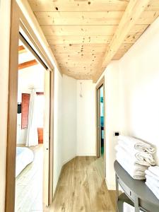 巴里萨尔多Apartments MADEJ 3的一间拥有白色墙壁和木制天花板的客房