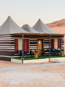 瓦迪拉姆Revan Rum Luxury Camp的沙漠中的一个狩猎帐篷