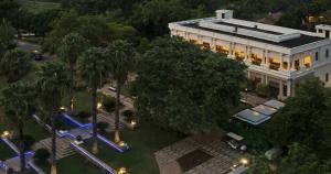 海得拉巴The Golkonda Resort and Spa的享有建筑的顶部景色,设有树木和灯光