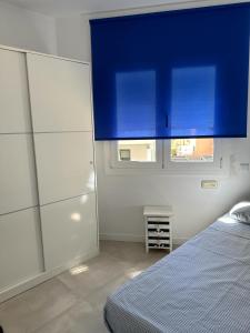 塞古德卡拉斐Playa y confort en Segur de Calafell的一间卧室配有蓝色橱柜和一张床