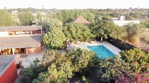 MbodièneMariama Lodge的享有带游泳池的度假村的空中景致