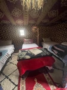 梅尔祖卡Mustapha Camp Merzouga的一间带两张床的卧室,位于一个天花板的房间