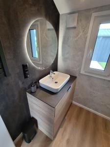 索勒恩LandZeit - get your tiny moments的一间带水槽和镜子的浴室