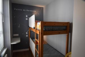 勒帕莱亚特兰蒂克酒店的一间卧室配有两张双层床。