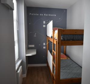勒帕莱亚特兰蒂克酒店的一间卧室配有双层床,墙上挂有地图
