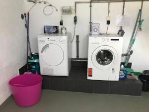布尔高Gästehaus Nicole的洗衣房配有洗衣机和桶