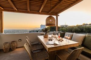 纳克索乔拉Naxos Peaceful villa with Panoramic sea view的美景阳台配有桌椅