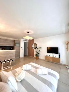 蒙特卡罗Studio NEUF - PORTES DE MONACO - Confort - Wifi - Clim的一间带大床的客厅和一间厨房