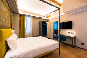 博洛尼亚旅游酒店的配有一张床和一张书桌的酒店客房