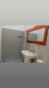 阿鲁甘湾Sanity Door Rooms and Hostel的一间带水槽和镜子的浴室