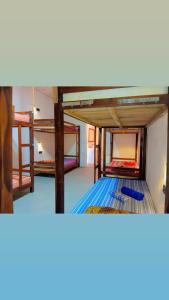 阿鲁甘湾Sanity Door Rooms and Hostel的蓝色地板的客房内设有两张双层床。