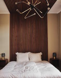 奥斯卡港Hotell Slottsgatan的一间卧室配有一张大床和黑色条纹墙