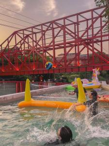 邦帕利勒塔纳酒店的一群人在水上公园玩耍