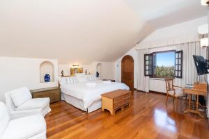 马贝拉Casa El Maizal的一间带白色床的卧室和一间客厅